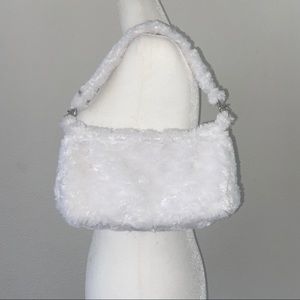 White fuzzy baguette bag🤍
